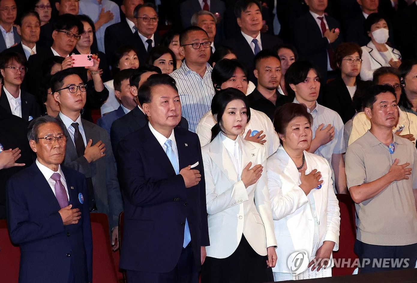 Tổng thống Hàn Quốc Yoon Suk Yeol và phu nhân tại lễ kỷ niệm 79 năm quốc khánh. (Ảnh: Yonhap)