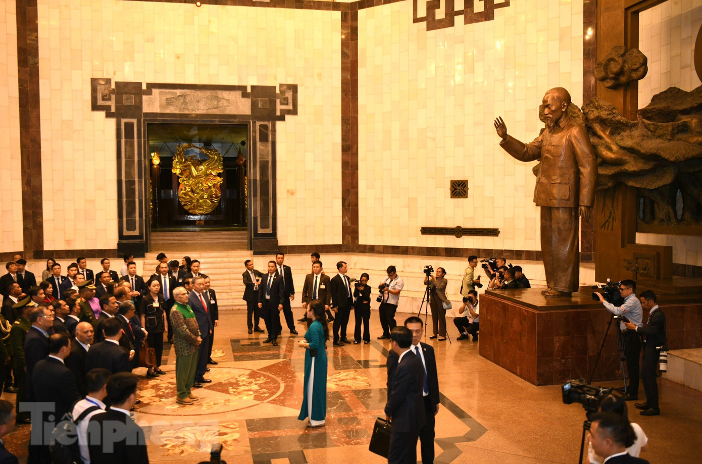 Chủ tịch nước Tô Lâm và Tổng thống Timor-Leste José Ramos-Horta nghe giới thiệu về Bảo tàng Hồ Chí Minh. (Ảnh: Như Ý)