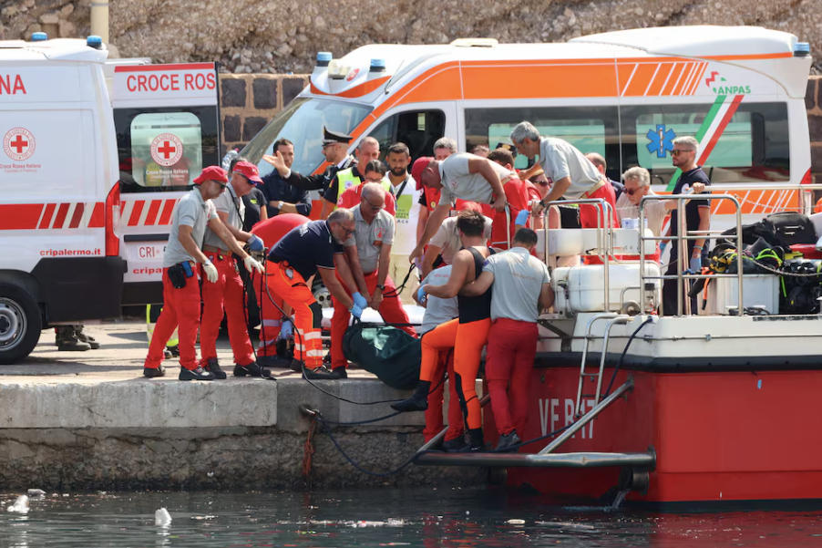 Đội cứu hộ đưa một thi thể lên bờ sau khi chiếc du thuyền chở 22 người bị chìm ngày 19/8. (Ảnh: Reuters)