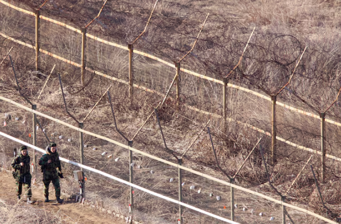 Binh lính Hàn Quốc tuần tra gần khu phi quân sự phân chia hai miền Nam - Bắc, cách Seoul khoảng 330km về phía đông bắc, tháng 2/2009. (Ảnh: Reuters) Binh lính Hàn Quốc tuần tra gần khu phi quân sự phân chia hai miền Nam - Bắc, cách Seoul khoảng 330km về phía đông bắc, tháng 2/2009. (Ảnh: Reuters)