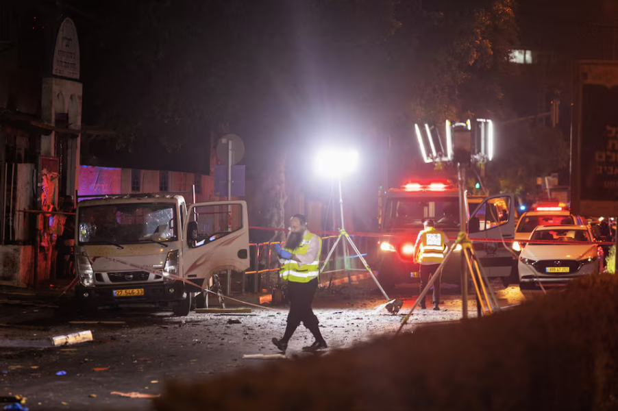 Lực lượng an ninh và ứng phó khẩn cấp của Israel làm việc tại hiện trường vụ nổ bom ở Tel Aviv ngày 18/8. (Ảnh: Reuters)