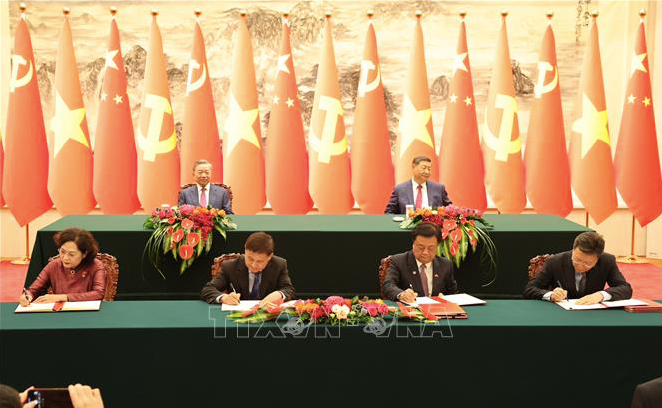 Tổng Bí thư, Chủ tịch nước Tô Lâm cùng Tổng Bí thư, Chủ tịch Trung Quốc Tập Cận Bình chứng kiến lễ ký kết các văn kiện hợp tác ngày 19/8. (Ảnh: TTXVN)