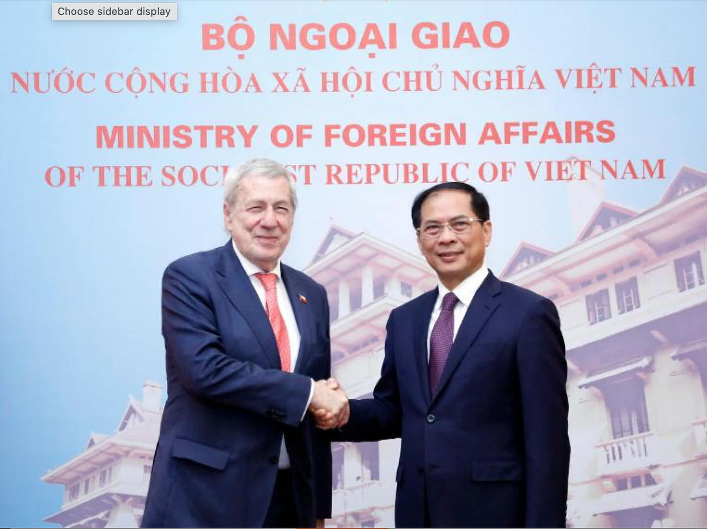 Bộ trưởng Ngoại giao Bùi Thanh Sơn và Bộ trưởng Ngoại giao Chile Alberto Van Klaveren chụp ảnh chung trước cuộc hội đàm, ngày 25/8. (Ảnh: Mofa)