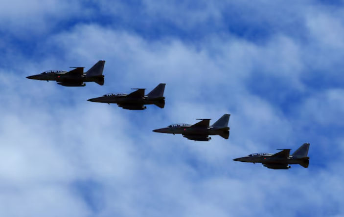 Phi đội máy bay chiến đấu FA-50 của Hàn Quốc cùng các máy bay chiến đấu khác bay trên căn cứ không quân Clark, phía bắc thủ đô Manila, Philippines, tháng 12/2016. (Reuters)