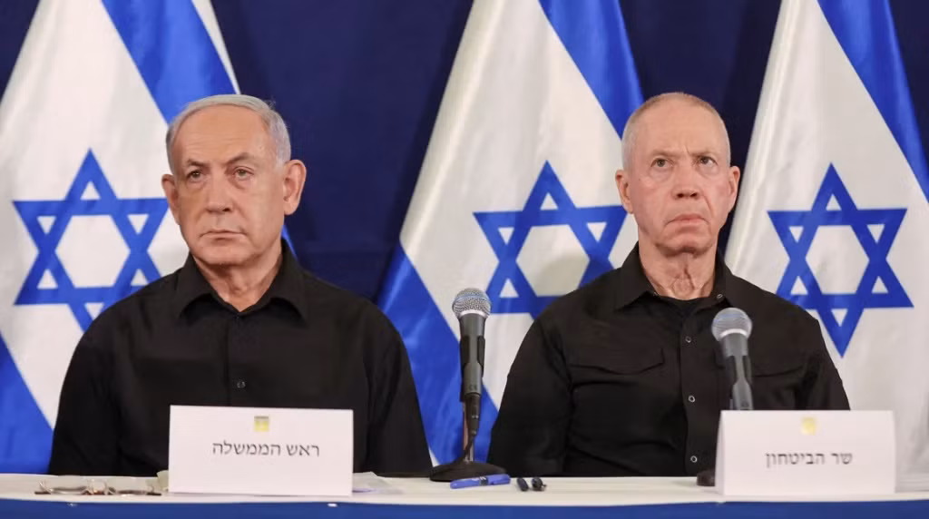 Thủ tướng Israel Benjamin Netanyahu và Bộ trưởng Quốc phòng Yoav Galland trong một cuộc họp báo vào tháng 10/2023. (Ảnh: Reuters) Thủ tướng Israel Benjamin Netanyahu và Bộ trưởng Quốc phòng Yoav Galland trong một cuộc họp báo vào tháng 10/2023. (Ảnh: Reuters)