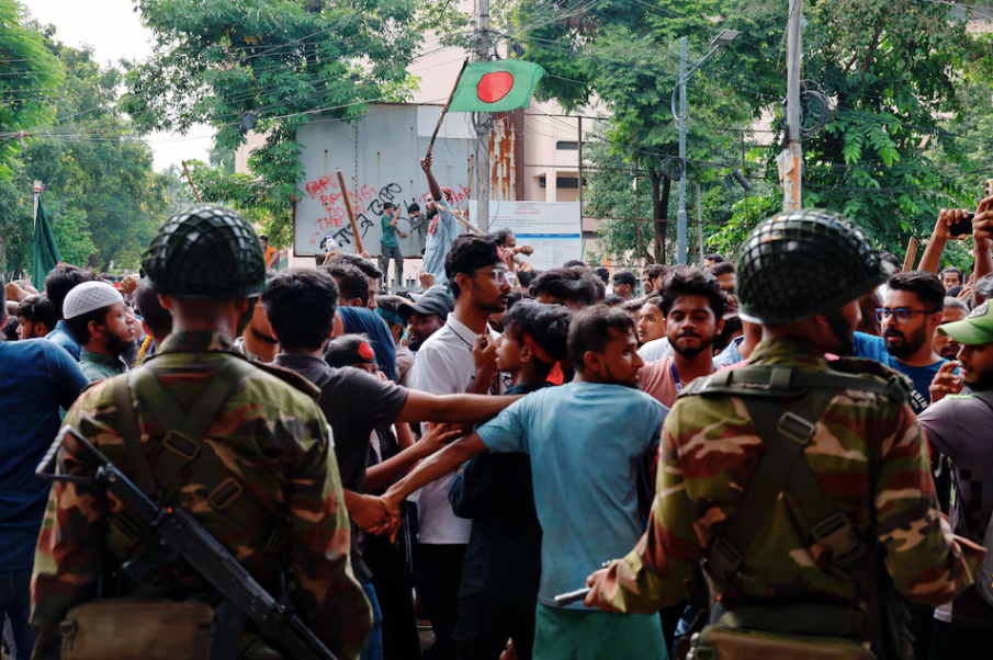 Nhiều người Bangladesh ăn mừng sau khi Thủ tướng Hasina từ chức. (Ảnh: Reuters) Nhiều người Bangladesh ăn mừng sau khi Thủ tướng Hasina từ chức. (Ảnh: Reuters)