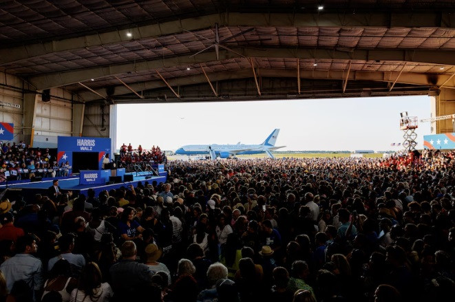 Đám đông tham gia buổi diễn thuyết của bà Harris ở Detroit. (Ảnh: Jacob Hamilton) Đám đông tham gia buổi diễn thuyết của bà Harris ở Detroit. (Ảnh: Jacob Hamilton)