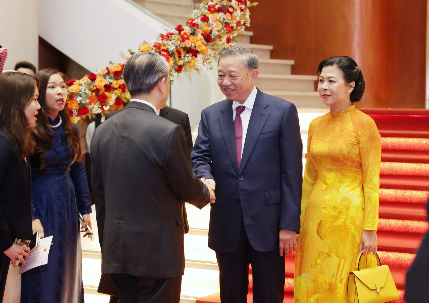 Tổng Bí thư, Chủ tịch nước Tô Lâm và Phu nhân đón các đại sứ, đại biện, trưởng đại diện các tổ chức quốc tế đến dự lễ kỷ niệm. (Ảnh: Quảng Phúc)