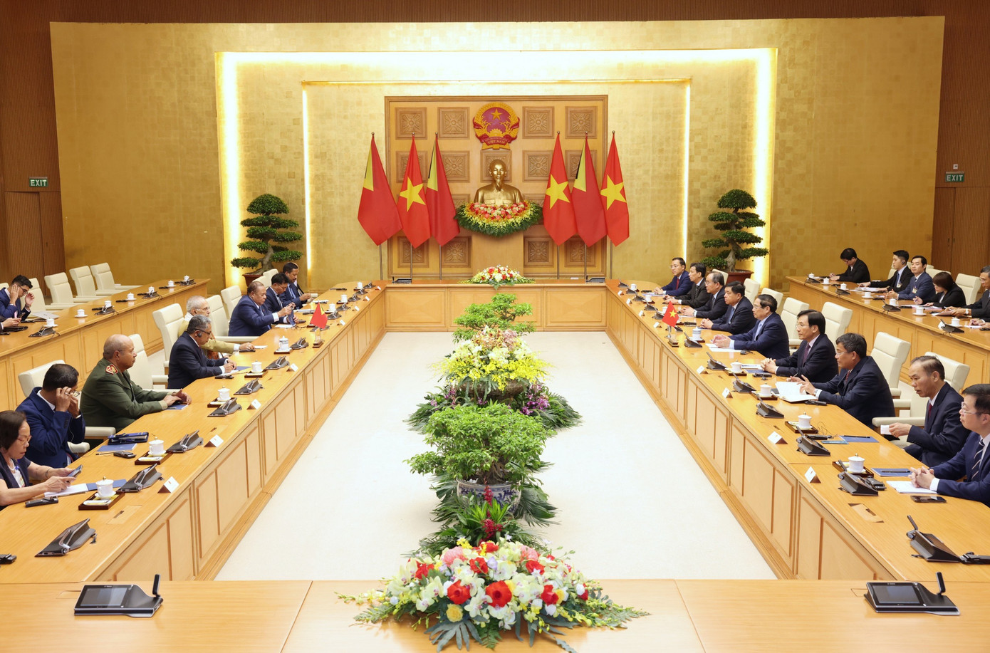 Thủ tướng Phạm Minh Chính cùng Tổng thống Timo-Leste và các quan chức cấp cao hai nước trong cuộc trao đổi ngày 2/8. (Ảnh: Nhật Minh)