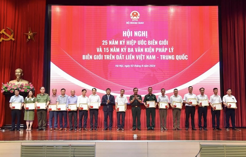 Trao Kỷ niệm chương vì sự nghiệp biên giới lãnh thổ tặng các tập thể và cá nhân. (Ảnh: Baoquocte)