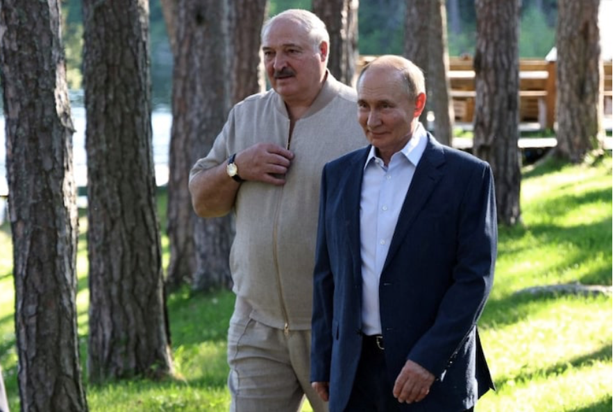 Tổng thống Nga Vladimir Putin và người đồng cấp Belarus Alexander Lukashenko trong lần đến thăm một nhà nguyện ở Cộng hòa Karelia thuộc Nga, ngày 26/7. (Ảnh: Sputnik) Tổng thống Nga Vladimir Putin và người đồng cấp Belarus Alexander Lukashenko trong lần đến thăm một nhà nguyện ở Cộng hòa Karelia thuộc Nga, ngày 26/7. (Ảnh: Sputnik)