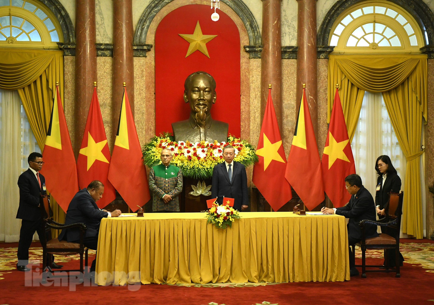 Chủ tịch nước Tô Lâm và Tổng thống Timor-Leste Jose Ramos-Horta chứng kiến lễ ký Hiệp định miễn thị thực song phương cho người mang hộ chiếu ngoại giao, hộ chiếu công vụ. (Ảnh: Như Ý)