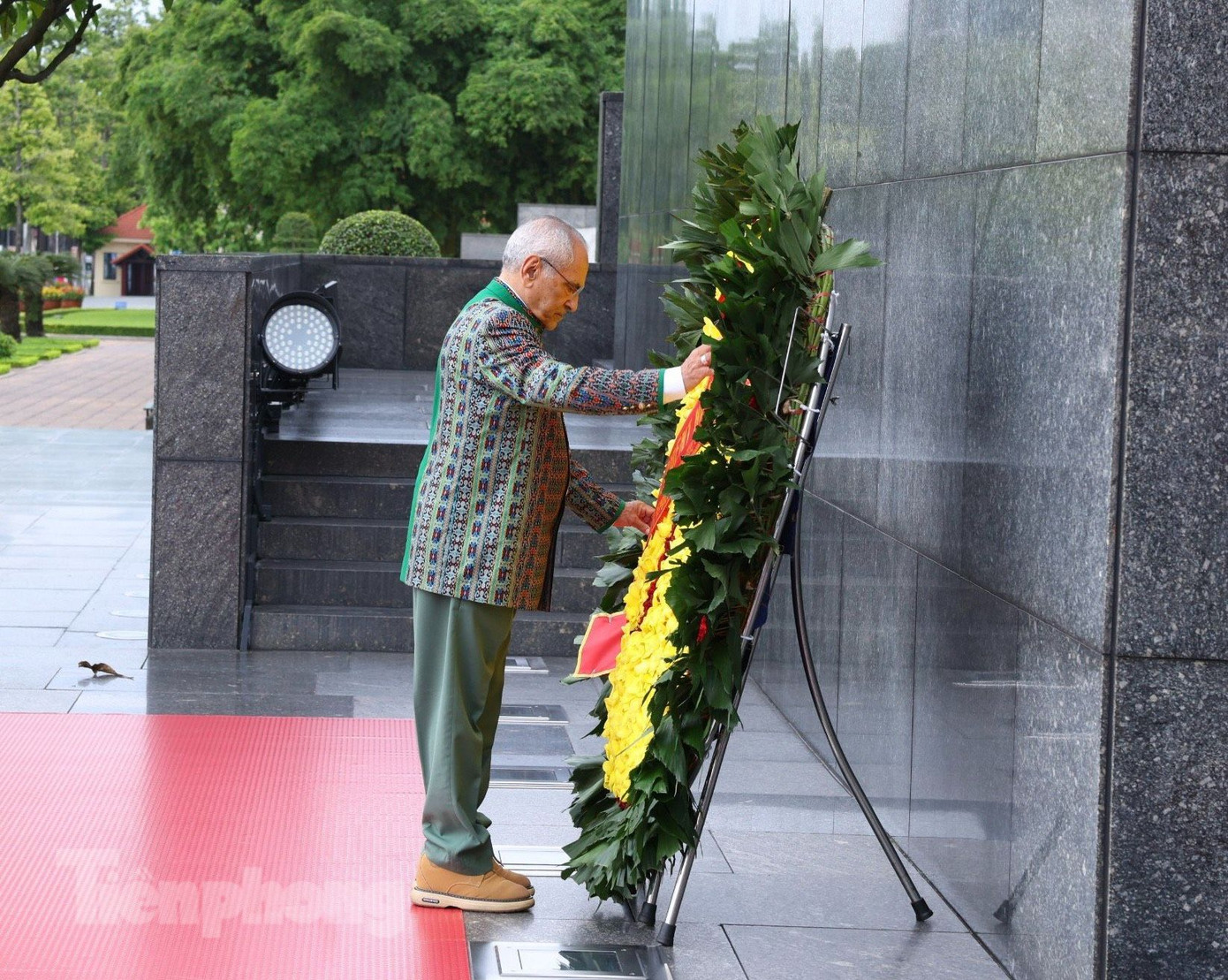 Tổng thống Timor-Leste José Ramos-Horta đặt hoa viếng Chủ tịch Hồ Chí Minh. (Ảnh: Như Ý) Tổng thống Timor-Leste José Ramos-Horta đặt hoa viếng Chủ tịch Hồ Chí Minh. (Ảnh: Như Ý)