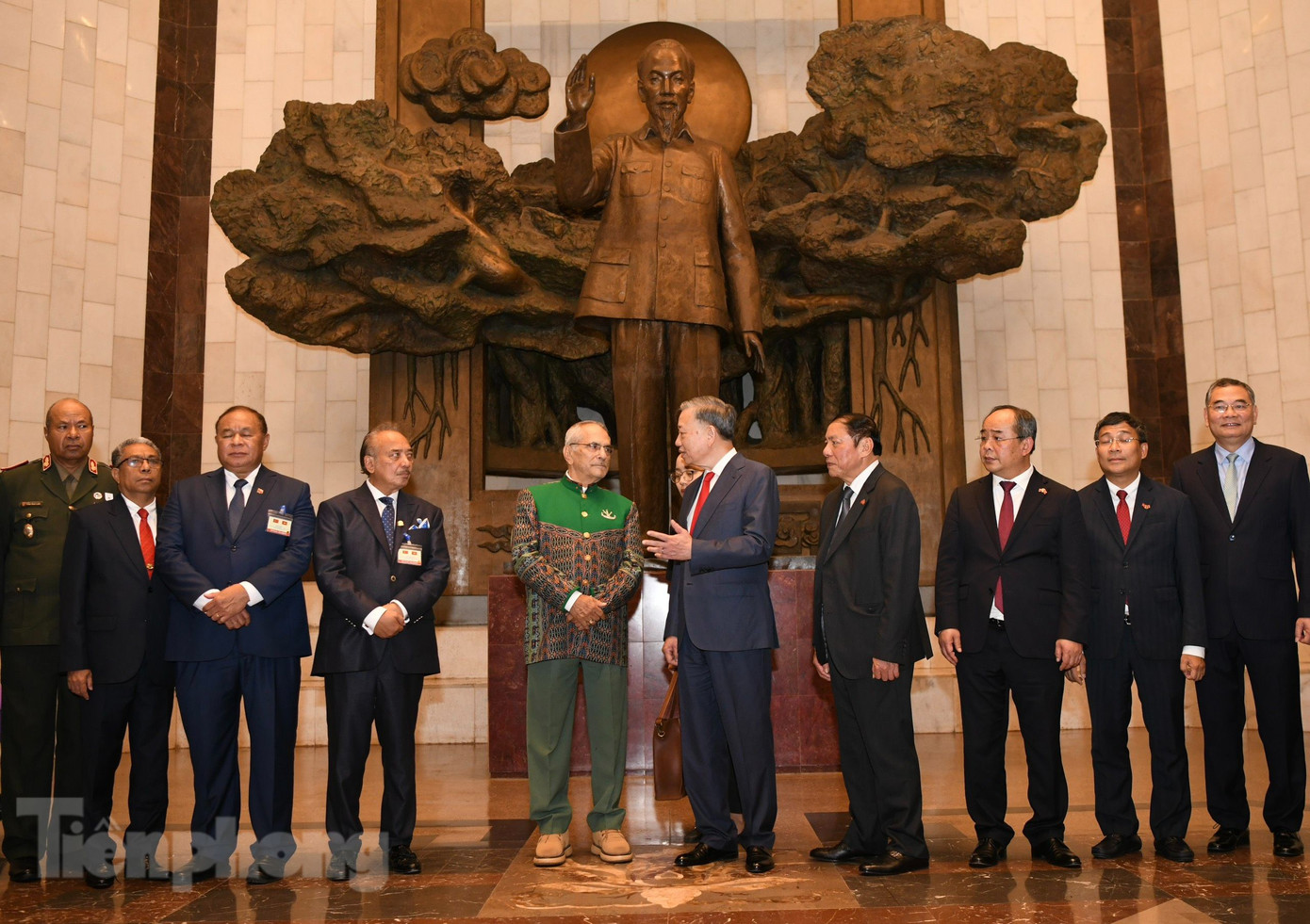 Chủ tịch nước Tô Lâm trò chuyện với Tổng thống Timor-Leste José Ramos-Horta tại Bảo tàng Hồ Chí Minh. (Ảnh: Như Ý)