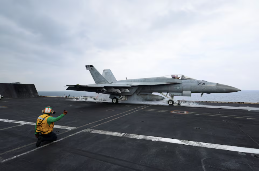 Một máy bay chiến đấu F/A-18E Super Hornet được phóng từ sàn tàu sân bay USS Dwight D. Eisenhower ở phía nam Biển Đỏ, ngày 13/2. (Ảnh: Reuters) Một máy bay chiến đấu F/A-18E Super Hornet được phóng từ sàn tàu sân bay USS Dwight D. Eisenhower ở phía nam Biển Đỏ, ngày 13/2. (Ảnh: Reuters)