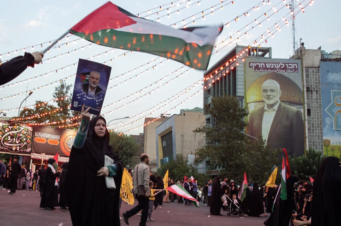 Hình ảnh ông Ismail Haniyeh, người vừa bị ám sát, trên quảng trường ở Tehran. (Ảnh: NYT) Hình ảnh ông Ismail Haniyeh, người vừa bị ám sát, trên quảng trường ở Tehran. (Ảnh: NYT)