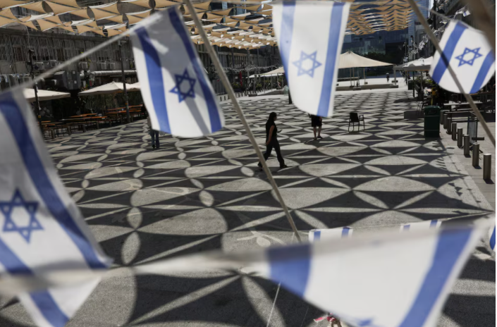 Quảng trường ở Tel Aviv treo cờ Israel, ngày 16/7. (Ảnh: Reuters) Quảng trường ở Tel Aviv treo cờ Israel, ngày 16/7. (Ảnh: Reuters)