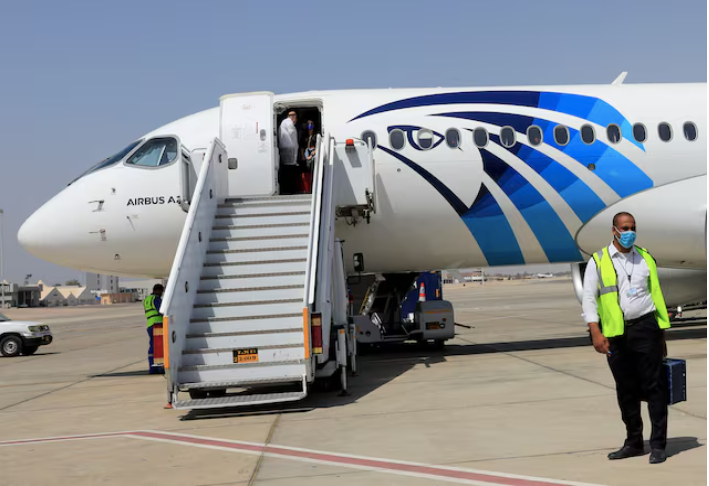 Một chiếc máy bay của hãng hàng không EgyptAir tại Luxor, Ai Cập, tháng 4/2021. (Ảnh: Reuters) Một chiếc máy bay của hãng hàng không EgyptAir tại Luxor, Ai Cập, tháng 4/2021. (Ảnh: Reuters)