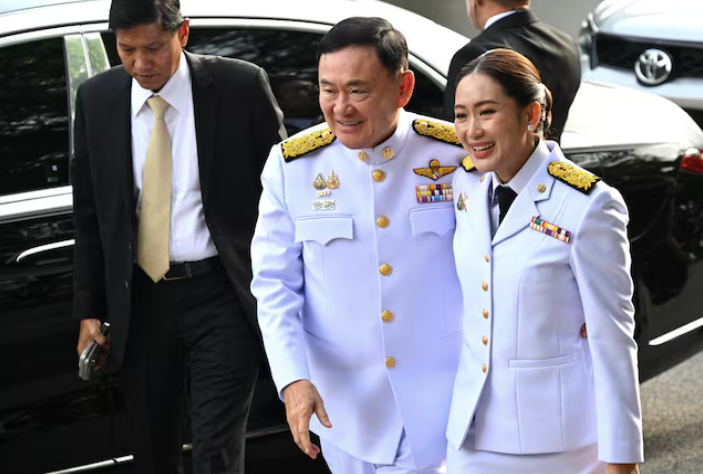 Bà Paetongtarn Shinawatra cùng cha đến lễ phê chuẩn ngày 18/8. (Ảnh: Reuters) Bà Paetongtarn Shinawatra cùng cha đến lễ phê chuẩn ngày 18/8. (Ảnh: Reuters)