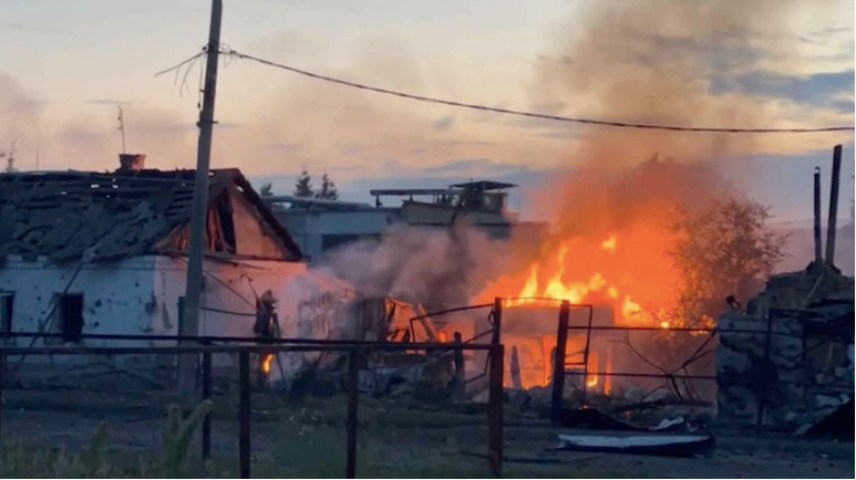 Một tòa nhà ở thị trấn Sudzha bốc cháy sau cuộc tấn công của quân đội Ukraine vào Vùng Kursk, ngày 7/8. (Ảnh: Reuters)