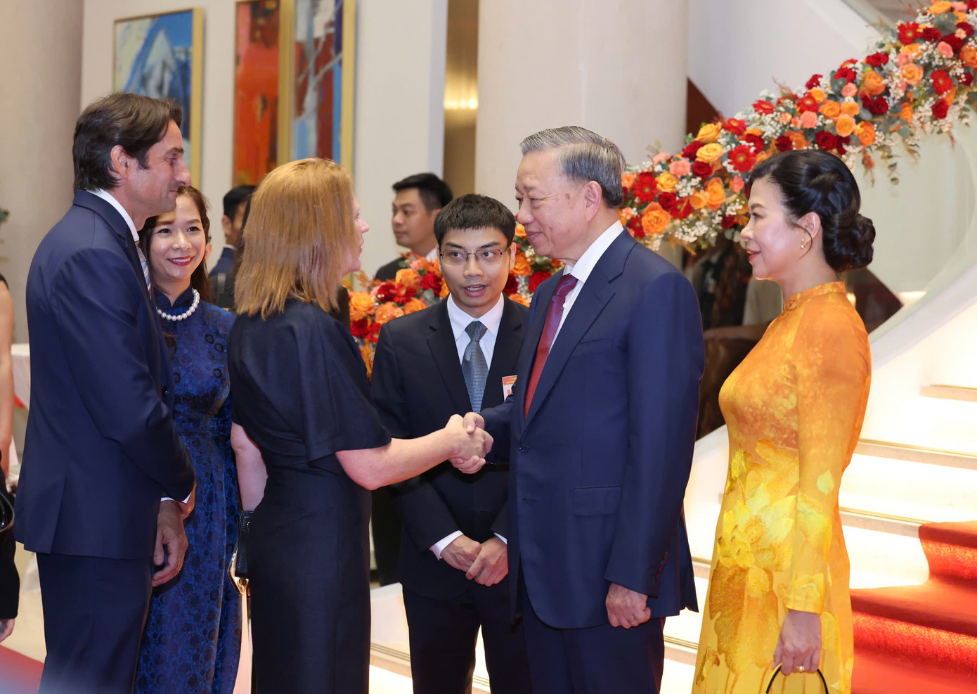 Tổng Bí thư, Chủ tịch nước Tô Lâm và Phu nhân đón các đại sứ, đại biện, trưởng đại diện các tổ chức quốc tế đến dự lễ kỷ niệm 79 năm Quốc khánh nước Cộng hòa xã hội chủ nghĩa Việt Nam. (Ảnh: Quảng Phúc) Tổng Bí thư, Chủ tịch nước Tô Lâm và Phu nhân đón các đại sứ, đại biện, trưởng đại diện các tổ chức quốc tế đến dự lễ kỷ niệm 79 năm Quốc khánh nước Cộng hòa xã hội chủ nghĩa Việt Nam. (Ảnh: Quảng Phúc)
