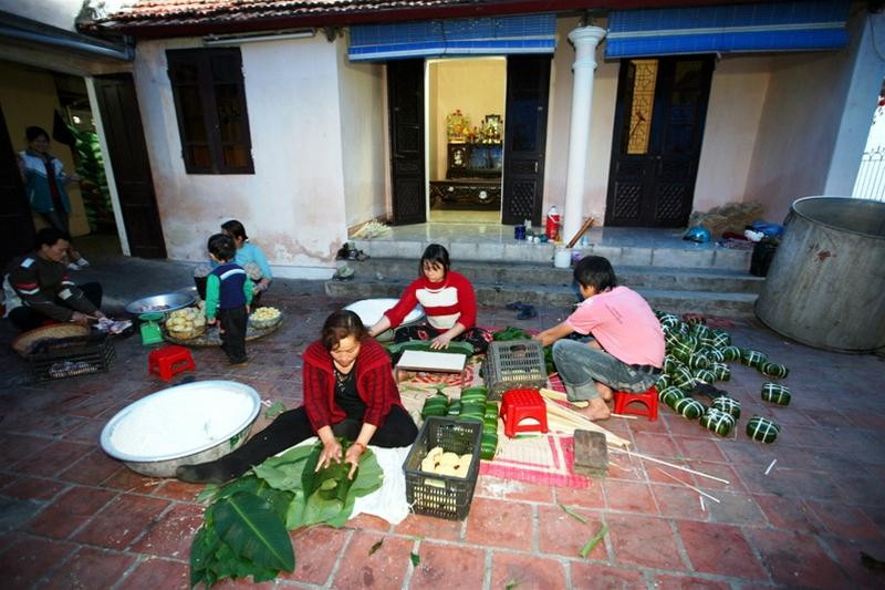 Nhà nhà gói bánh, người người gói bánh