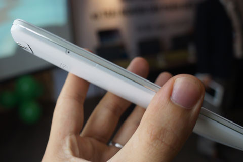 Cạnh trái là khe SIM