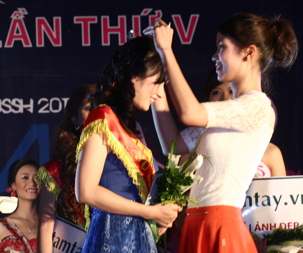 Trao vương miện Hoa khôi cho Thanh Ly