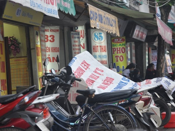 Biển quảng cáo cũng được dung để che xe