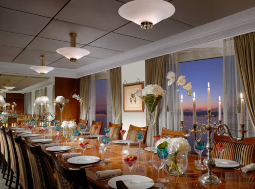 Khách sạn này nằm gần với Liên Hiệp Quốc và đã đón tiếp nhiều vị khách là người đứng đầu các nước như Bill Clionton, vua của Ả rập Xê út, Tony Blair...