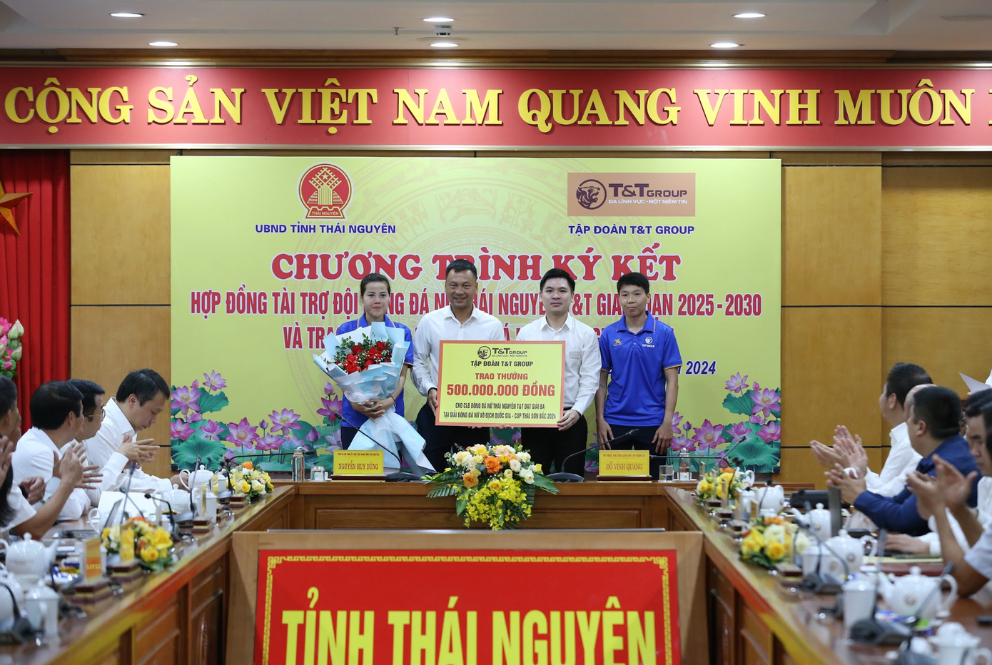 HLV Văn Thị Thanh và các học trò nhận thưởng thành tích HCĐ tại giải bóng đá nữ 2024 (ảnh V.A)