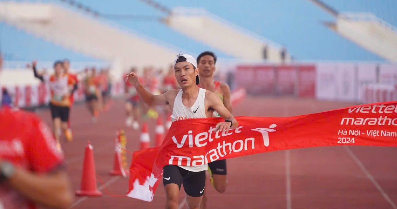 Hoàng Nguyên Thanh vượt qua đàn anh Nguyễn Văn Lai để về đích ở vị trí số 1 cự ly full marathon (ảnh BTC)