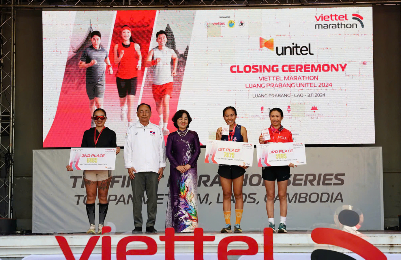 BTC trao thưởng cho các VĐV đạt thành tích ở chặng đua đầu tiên (ảnh Hiển Hiển) BTC trao thưởng cho các VĐV đạt thành tích ở chặng đua đầu tiên (ảnh Hiển Hiển)