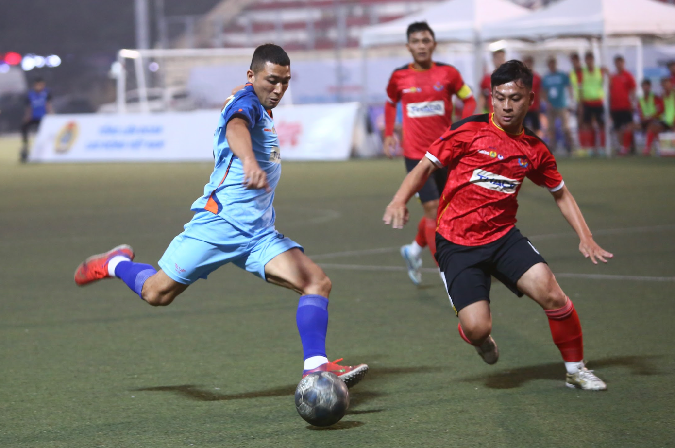 Quảng Ninh và Bình Dương đã cống hiến cho các CĐV trên sân vận động Bách Khoa màn rượt đuổi ngoạn mục. (ảnh Xuân Khôi)