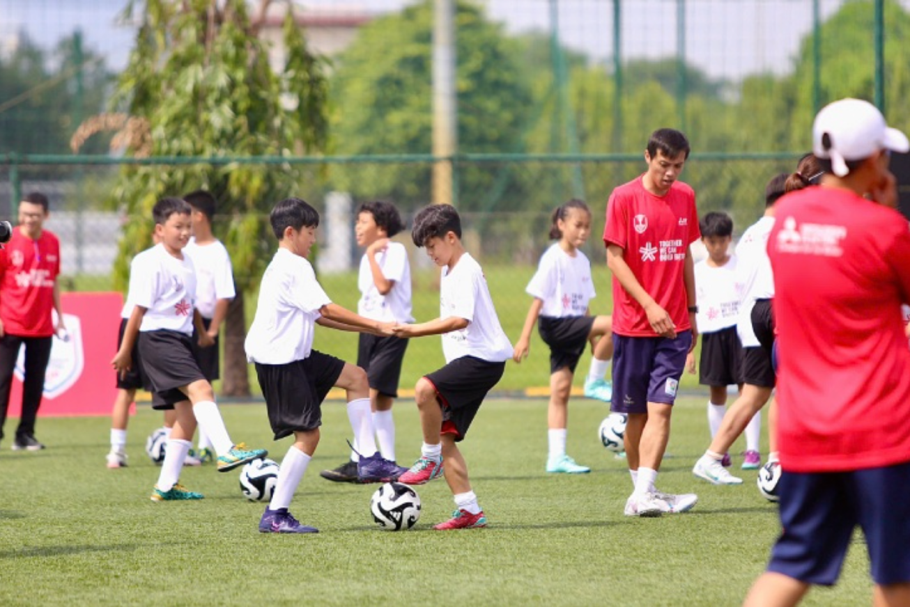 Các tài năng trẻ bóng đá Việt Nam tham gia lớp đào tạo bên lề ASEAN Cup 2024 Trophy Tour (ảnh V.A)