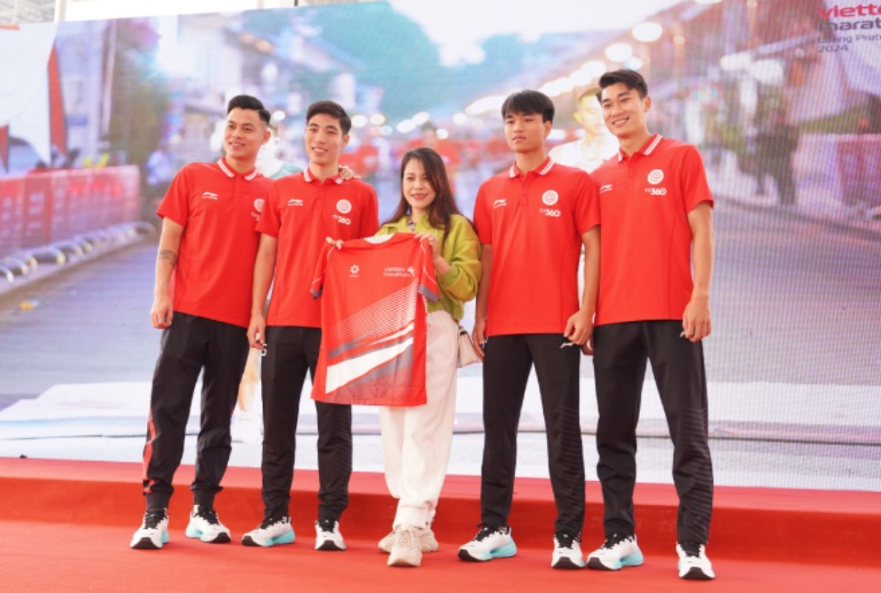 Nhâm Mạnh Dũng và các ngôi sao bóng đá Thể Công Viettel tại Expo ngày 30/11 (ảnh Hiển Hiển) Nhâm Mạnh Dũng và các ngôi sao bóng đá Thể Công Viettel tại Expo ngày 30/11 (ảnh Hiển Hiển)