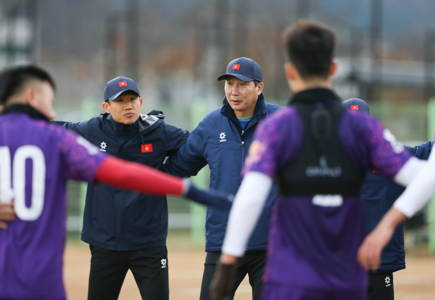 HLV Kim Sang-sik hướng dẫn các cầu thủ trước buổi tập của đội tuyển Việt Nam (ảnh Anh Đoàn) HLV Kim Sang-sik hướng dẫn các cầu thủ trước buổi tập của đội tuyển Việt Nam (ảnh Anh Đoàn)