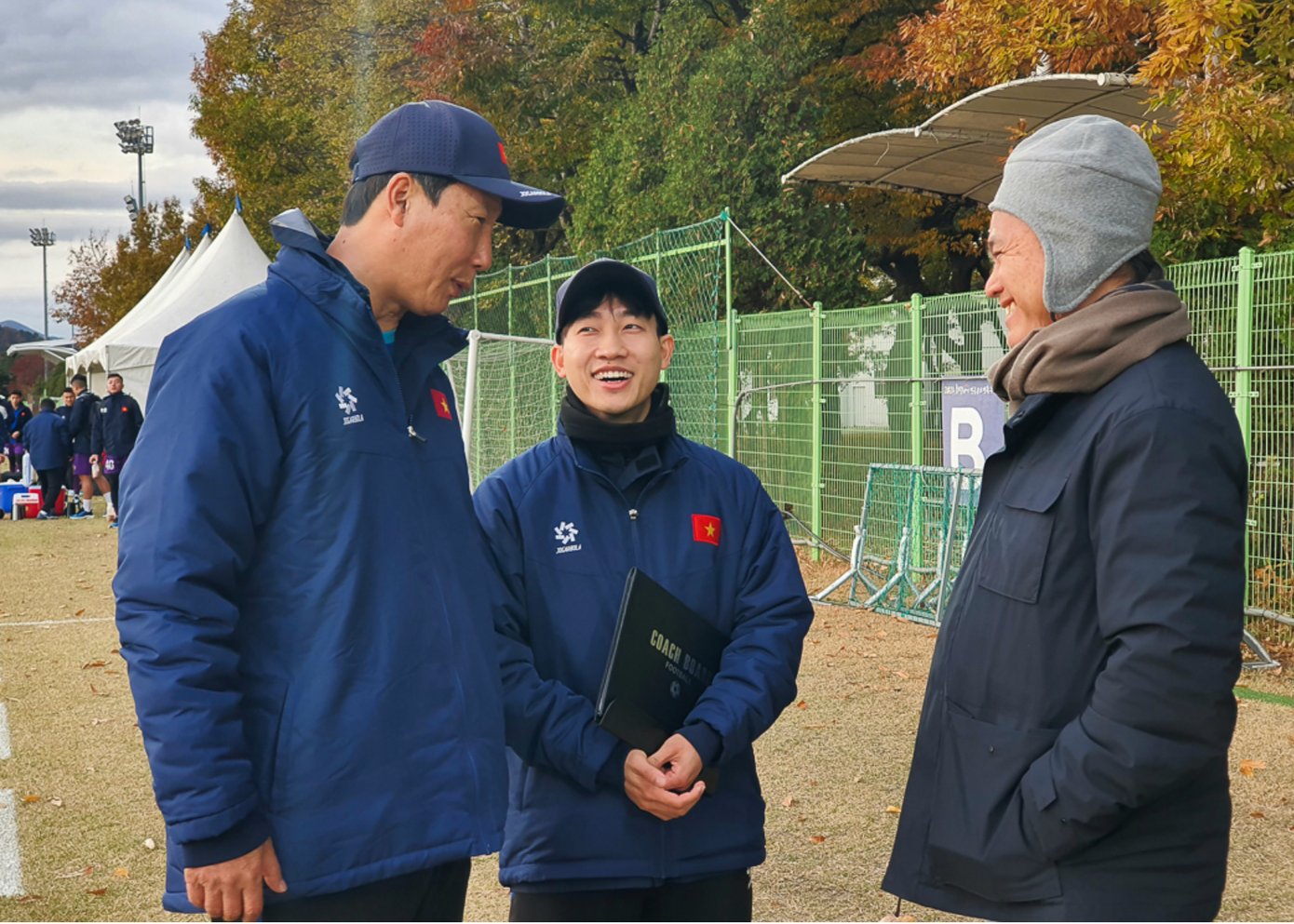 Phó chủ tịch Liên đoàn bóng đá Việt Nam (VFF) Trần Anh Tú trao đổi với HLV Kim Sang-sik tại Hàn Quốc (ảnh Anh Đoàn) Phó chủ tịch Liên đoàn bóng đá Việt Nam (VFF) Trần Anh Tú trao đổi với HLV Kim Sang-sik tại Hàn Quốc (ảnh Anh Đoàn)