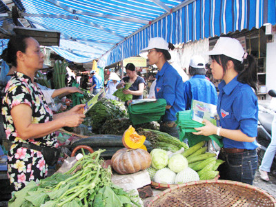 Đoàn viên thanh niên tuyên truyền người dân bảo vệ môi trường. Ảnh: N.H. Đoàn viên thanh niên tuyên truyền người dân bảo vệ môi trường Ảnh: N.H