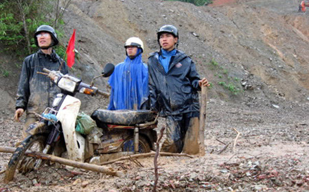 Khiêng xe qua những đoạn đường lầy là chuyện thường ngày ở Tây Côn Lĩnh (Nguồn ảnh: TTVNOL)