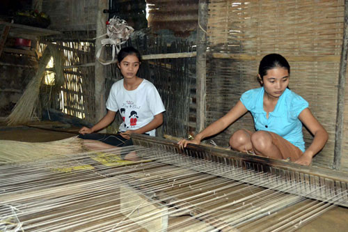 Tranh thủ thời gian rảnh rỗi, chị em Vân - Vy dệt chiếu phụ giúp mẹ