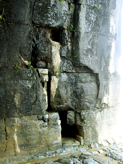 Các phía cổng thành đều ghép cửa. Vết tích của cổng và trụ cổng in hằn trên đá