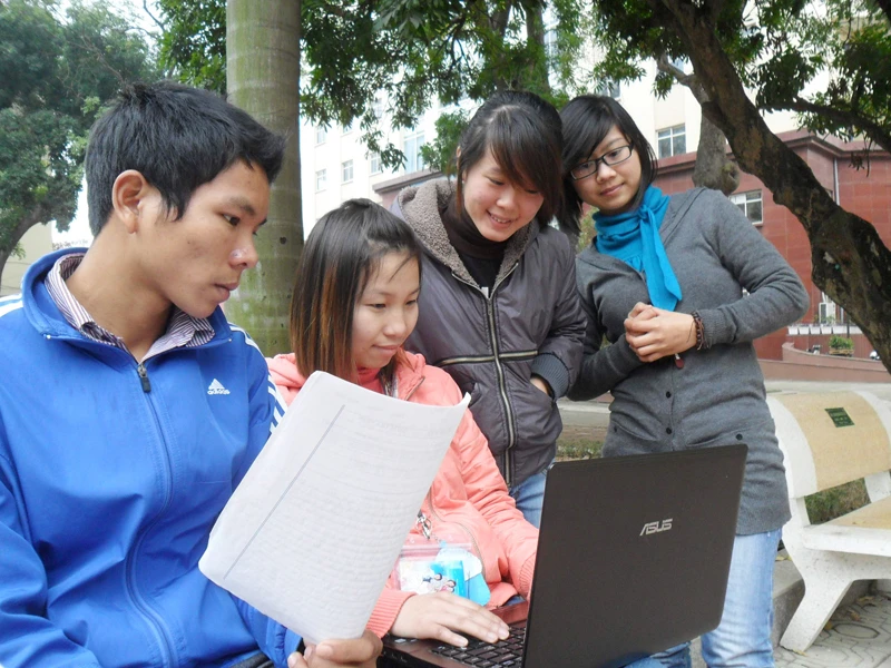 Bạn trẻ làm thơ bằng máy tính. Ảnh: K.O