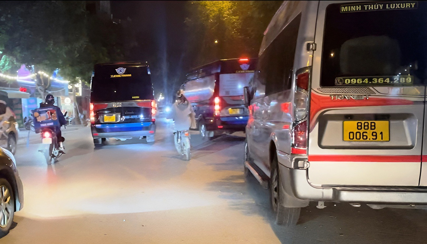 Ba xe khách trá hình cùng dàn hàng trên phố Trần Thủ Độ. Trao đổi với PV Tiền Phong liên quan đến tỉnh trạng này, Thanh tra Sở GTVT cho biết sẽ tiến hành xử lý tình trạng xe trá hình trên địa bàn Hà Nội, trước hết là các điểm nóng cạnh các bến xe, các tuyến phố tập trung đông loại hình này. Ba xe khách trá hình cùng dàn hàng trên phố Trần Thủ Độ. Trao đổi với PV Tiền Phong liên quan đến tỉnh trạng này, Thanh tra Sở GTVT cho biết sẽ tiến hành xử lý tình trạng xe trá hình trên địa bàn Hà Nội, trước hết là các điểm nóng cạnh các bến xe, các tuyến phố tập trung đông loại hình này.