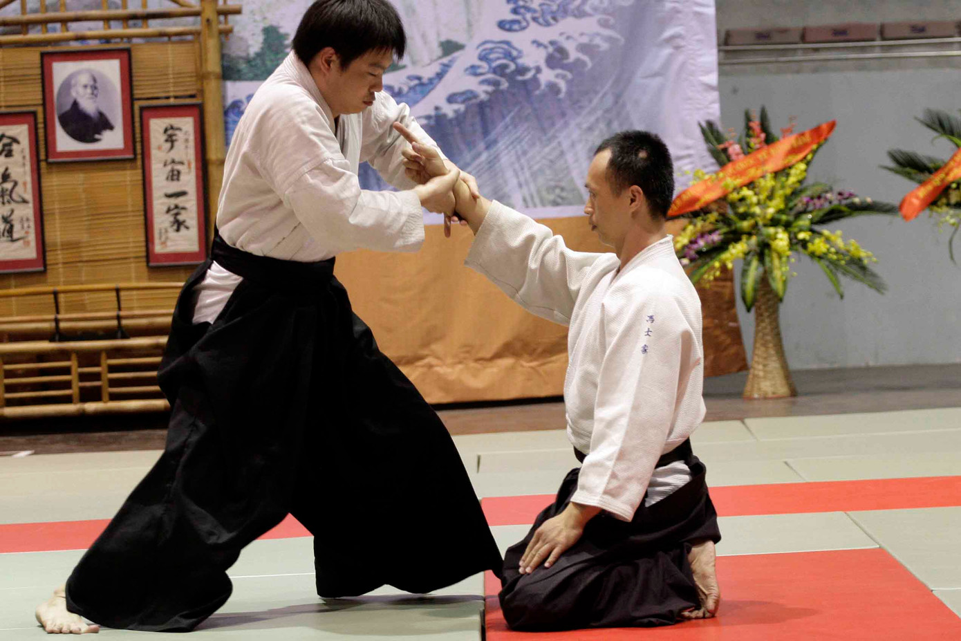 Khống chế đối phương bằng tư thế ngồi. Khống chế đối phương bằng tư thế ngồi