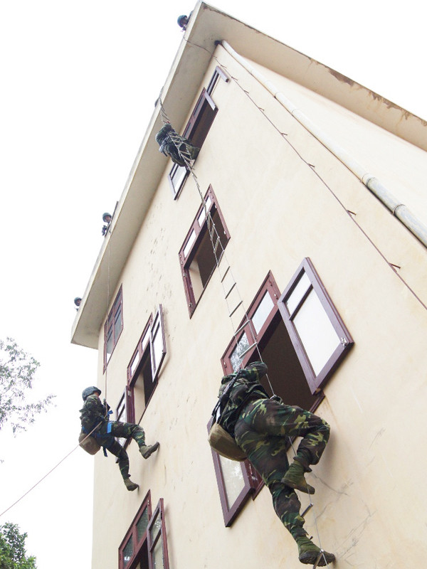 Đột nhập nhà cao tầng trấn áp đối tượng khủng bố