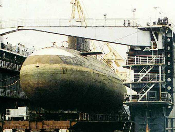 Một tàu ngầm lớp Kilo 636 trên công trường. Ảnh: naval-technology.com