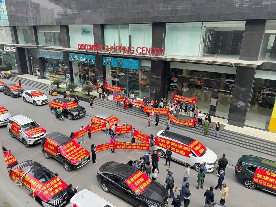 Cư dân chung cư Discovery Complex 302 Cầu Giấy bức xúc dàn hàng chục xe ô tô treo băng rôn trước dự án đòi quyền lợi.