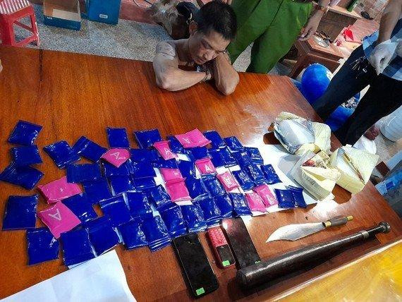 Đối tượng Trần Rắc cùng tang vật phạm tội.