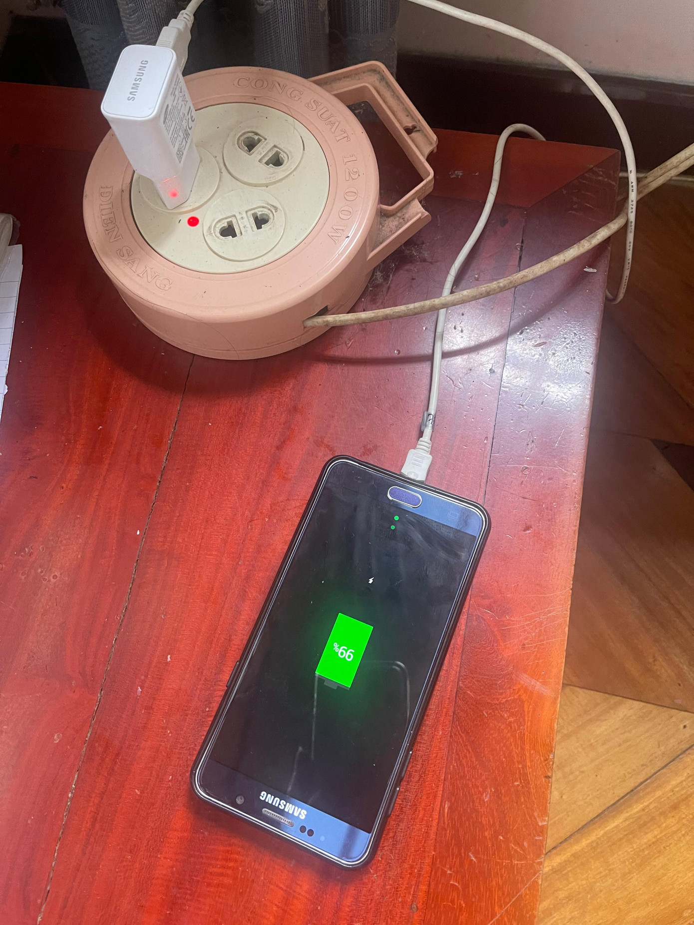 Chị L. dùng điện thoại lúc đang sạc bằng cục sạc dự phòng thì bất ngờ điện thoại phát nổ khiến chị cùng chồng ngồi gần bị thương nặng (Ảnh mang tính minh họa).